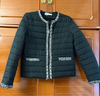 Cazadora acolchada negra con detalles