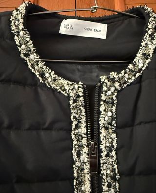 Cazadora acolchada negra con detalles