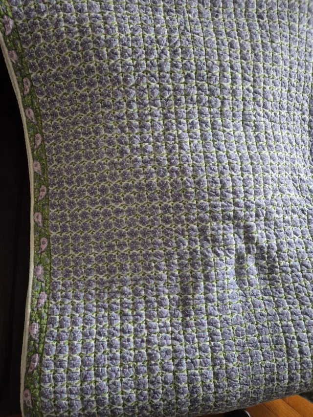 Colcha Zara Home floral morado y blanco