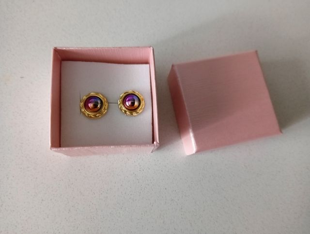 Pendientes dorados con detalles morados