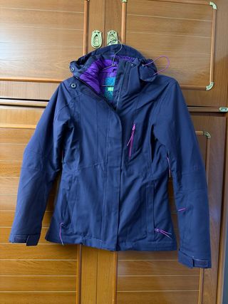 Cazadora deportiva azul y morada