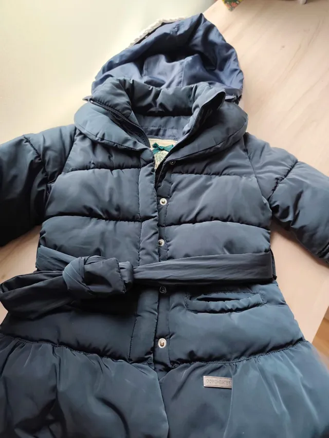 Abrigo acolchado azul marino con cinturón