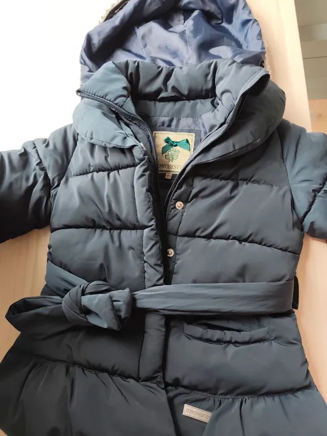 Abrigo acolchado azul marino con cinturón