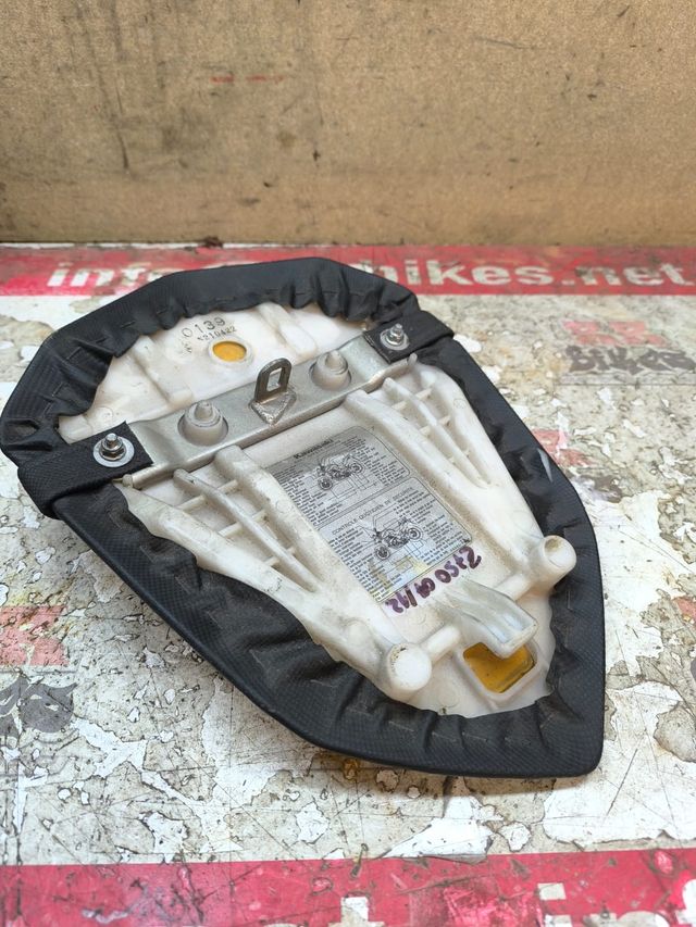 ASIENTO PASAJERO KAWASAKI Z750 07-12 *DESPERFECTO*