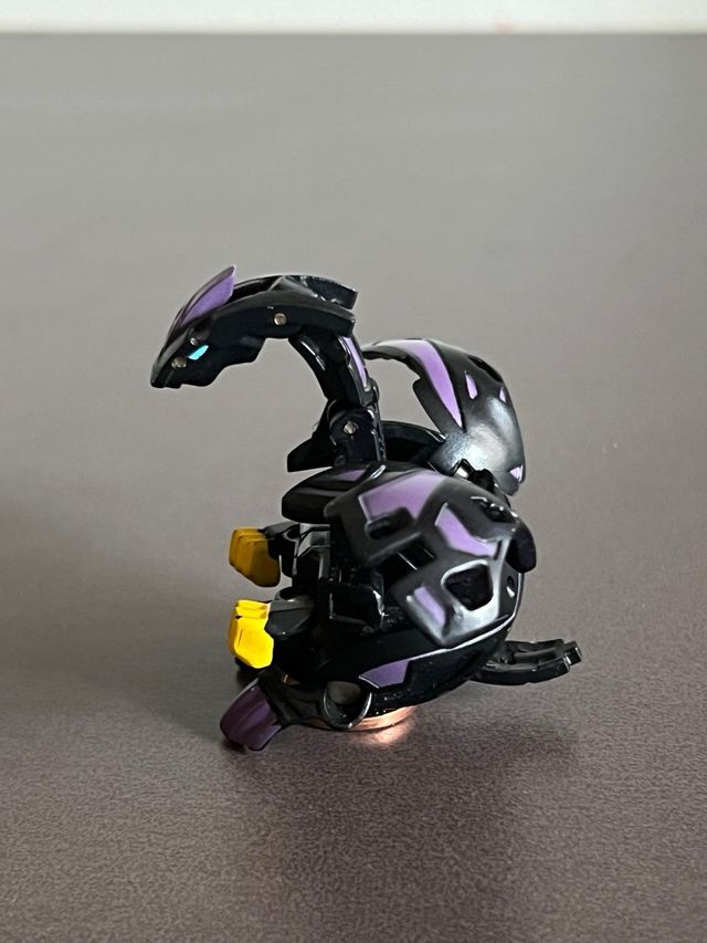 Bakugan Dakus Negro y Morado