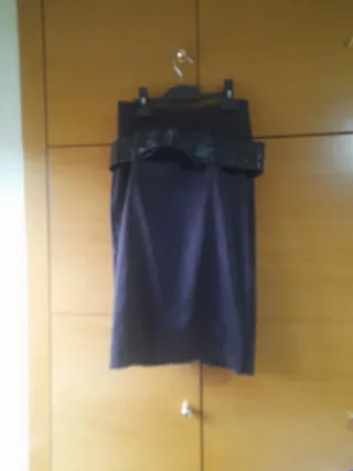 Falda negra raso con cinturón charol