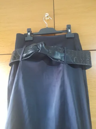 Falda negra raso con cinturón charol