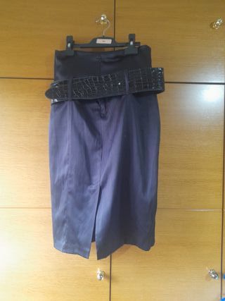 Falda negra raso con cinturón charol