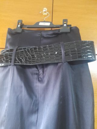 Falda negra raso con cinturón charol