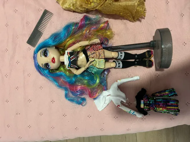 Muñeca con accesorios Rainbow high