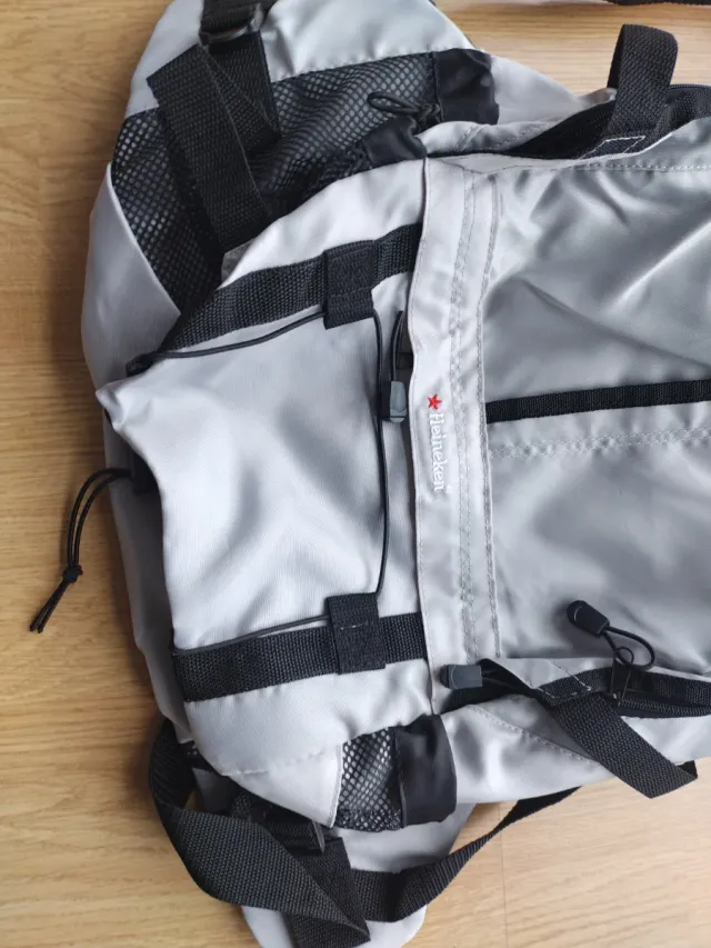 Mochila gris y negra. Muy amplia.