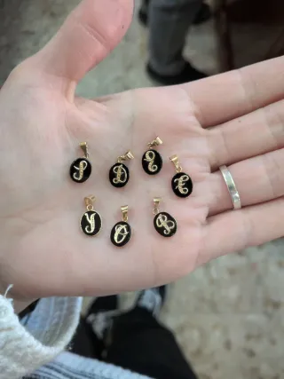 Colgantes Letras Oro 18k y Ónix