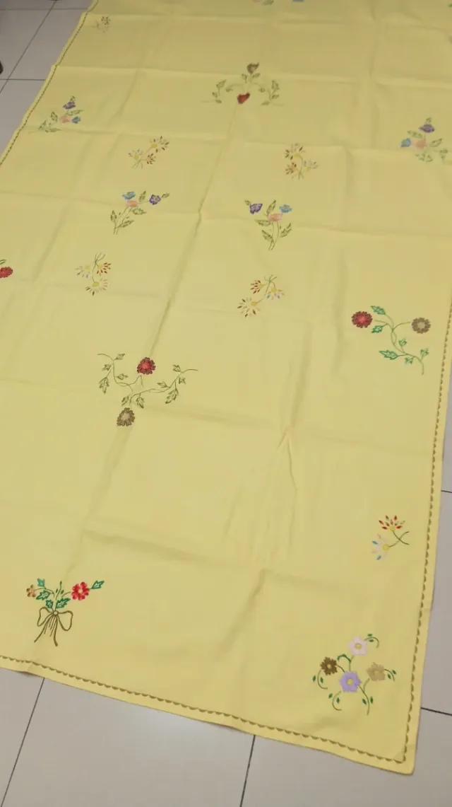 Mantel artesanal y 12 servilletas bordadas.