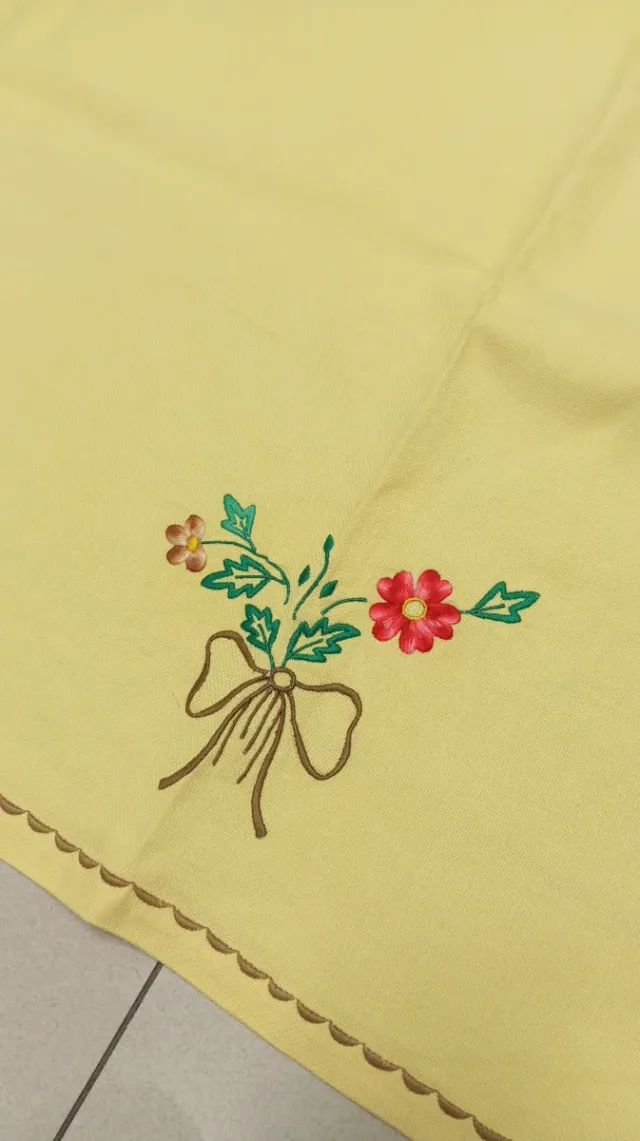 Mantel artesanal y 12 servilletas bordadas.