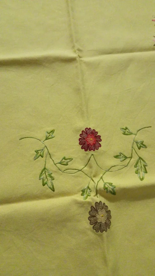 Mantel artesanal y 12 servilletas bordadas.