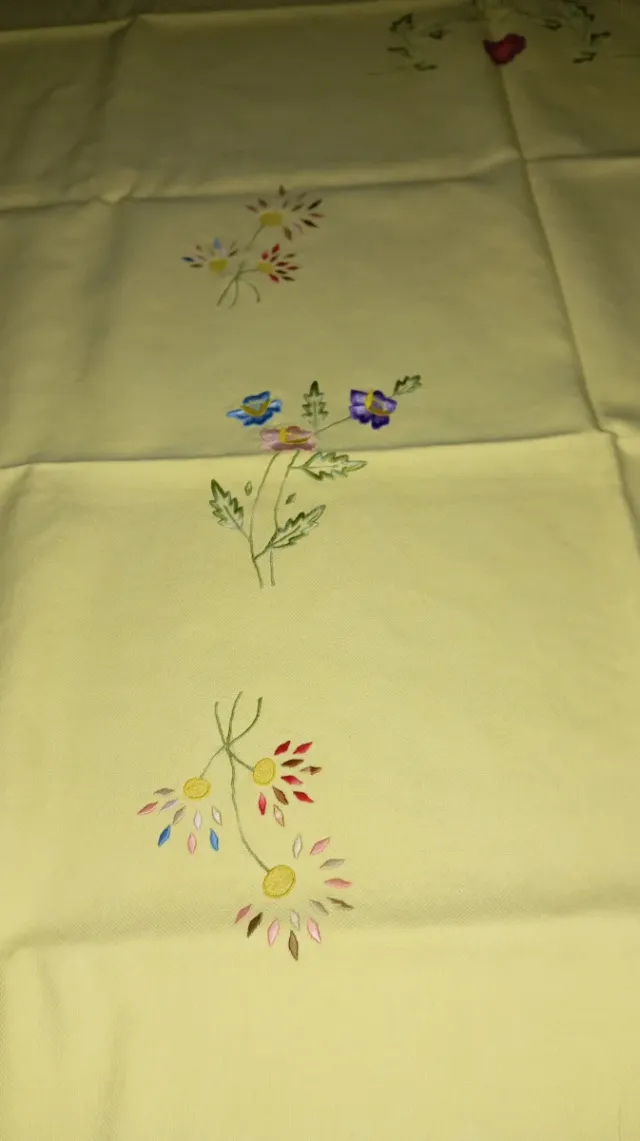 Mantel artesanal y 12 servilletas bordadas.