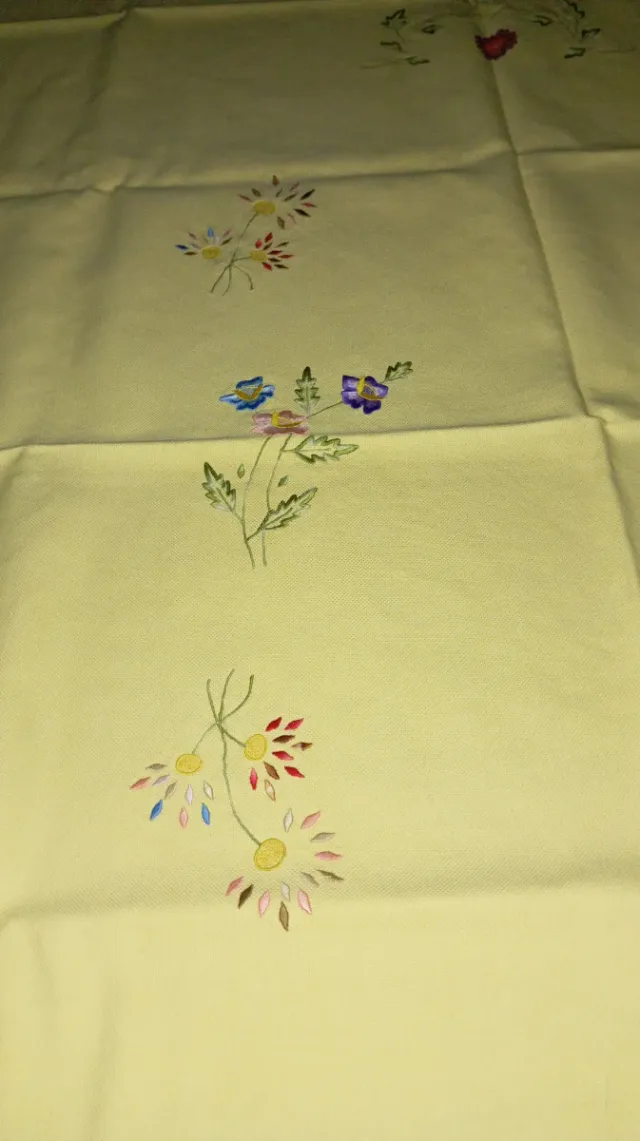 Mantel artesanal y 12 servilletas bordadas.