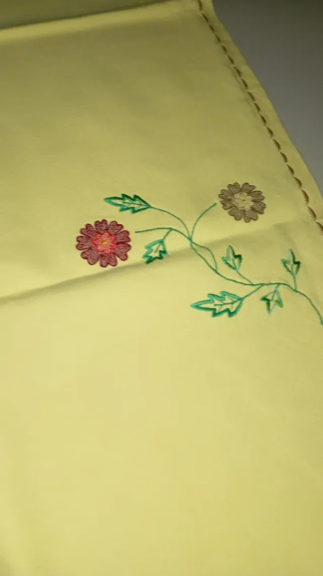 Mantel artesanal y 12 servilletas bordadas.