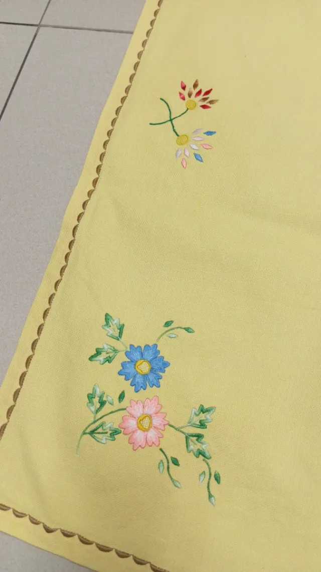 Mantel artesanal y 12 servilletas bordadas.