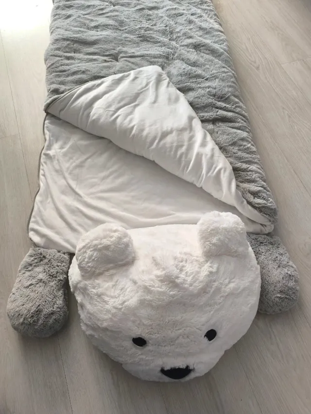 Saco de dormir de peluche.