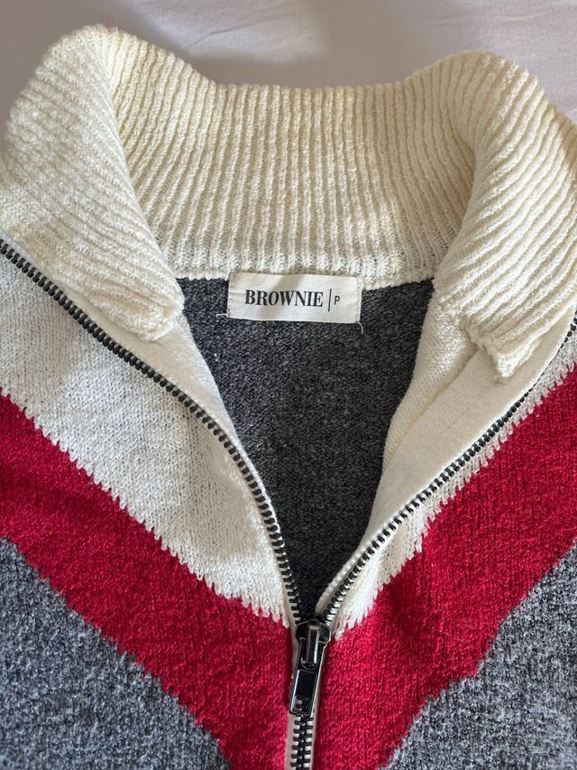 Jersey Brownie cuello alto cremallera gris y rojo