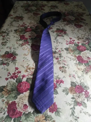 Corbata morada con rayas