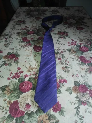 Corbata morada con rayas