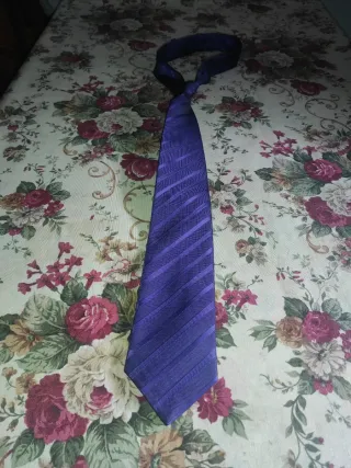 Corbata morada con rayas