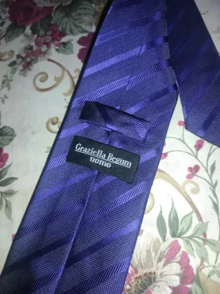 Corbata morada con rayas