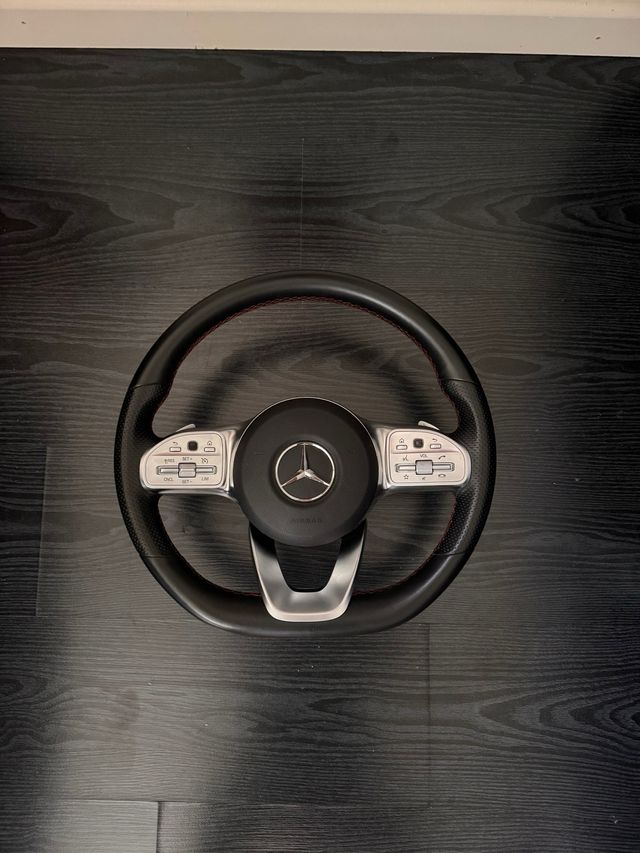 Volante Mercedes Negro con Costuras Rojas