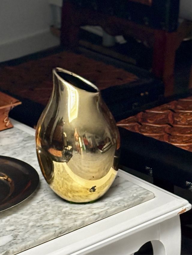 Jarrón dorado de cerámica