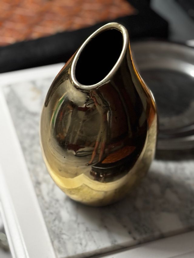 Jarrón dorado de cerámica