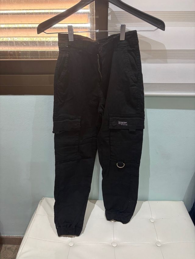 Pantalón cargo negro con goma en tobillo