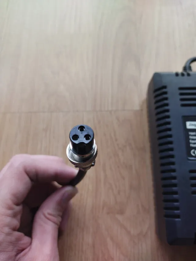 Cargador 24V GX16 3 pines