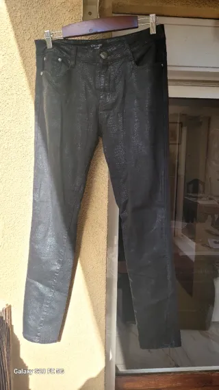 Pantalones negros efecto piel