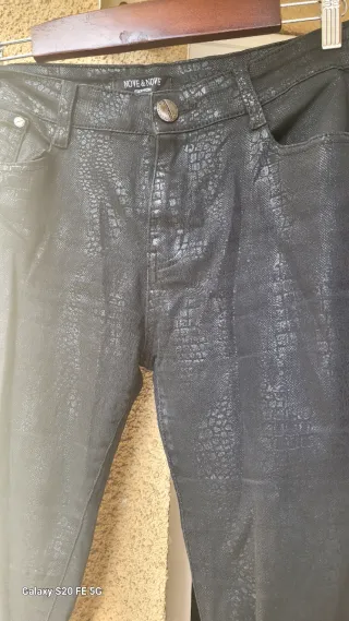 Pantalones negros efecto piel