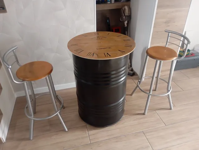 Mesa bidón con 2 taburetes