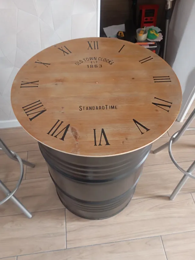 Mesa bidón con 2 taburetes