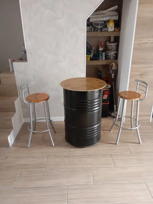 Mesa bidón con 2 taburetes