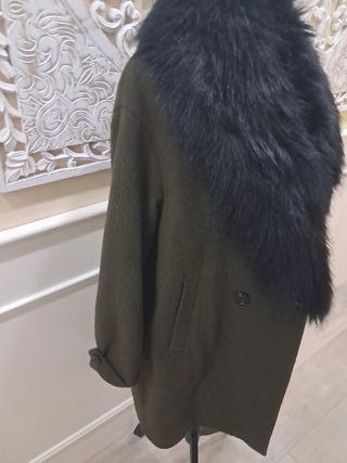 Abrigo mujer con cuello de pelo sintético