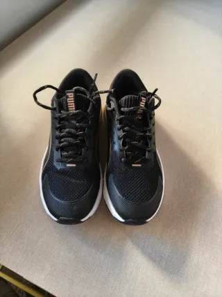 Zapatillas Puma negras y Nike grises/beige