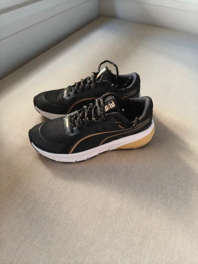Zapatillas Puma negras y Nike grises/beige