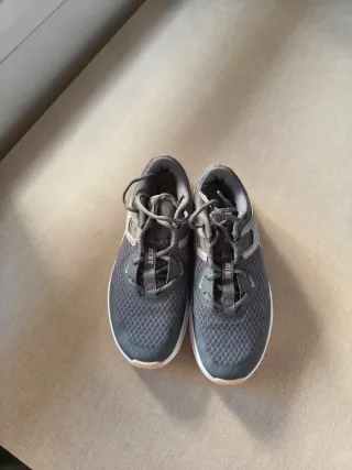 Zapatillas Puma negras y Nike grises/beige