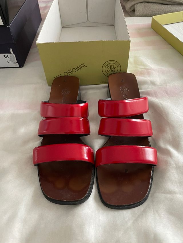 Sandalias rojas de tiras