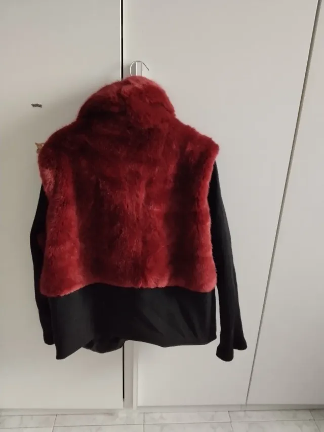 Cappotto Ecopelliccia Rosso e Nero