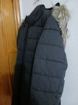 Dos cazadoras una en negro y la otra en rojo