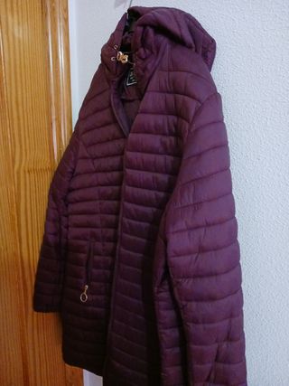 Dos cazadoras una en negro y la otra en rojo