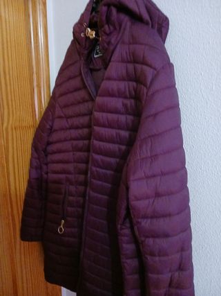 Dos cazadoras una en negro y la otra en rojo