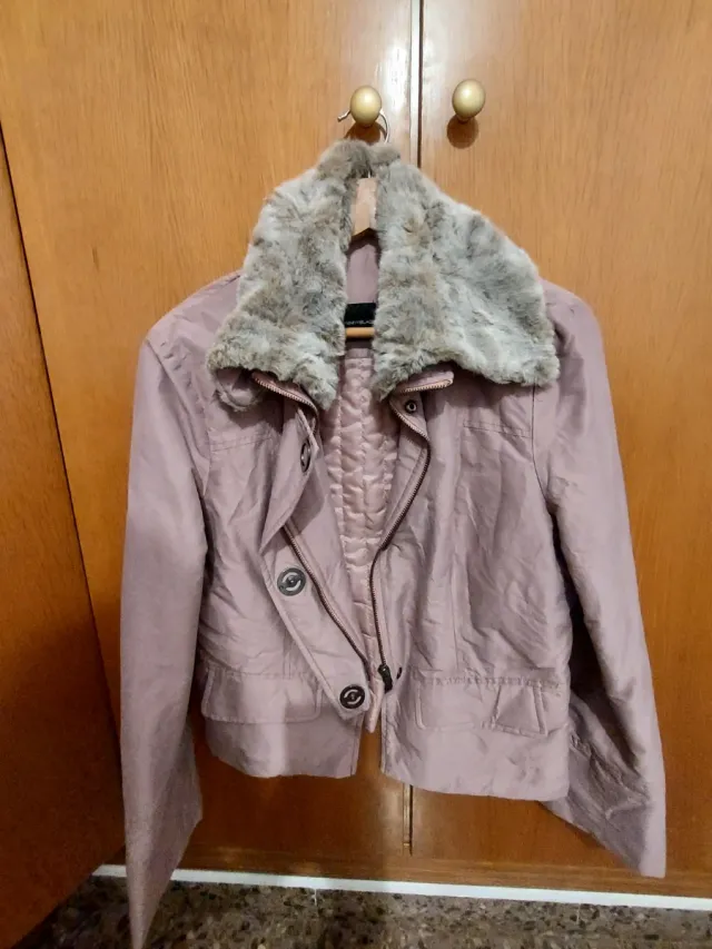 Chaqueta rosa con cuello de pelo