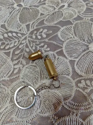 Accendino vintage a forma di proiettile